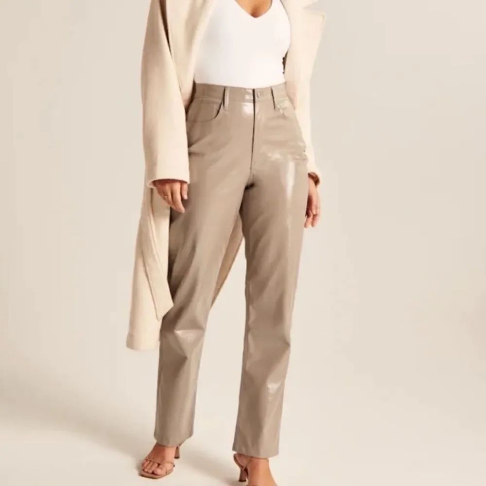 Abercrombie and Fitch The 90’s Straight Ultra High Rise Tan Faux Leather 25/0